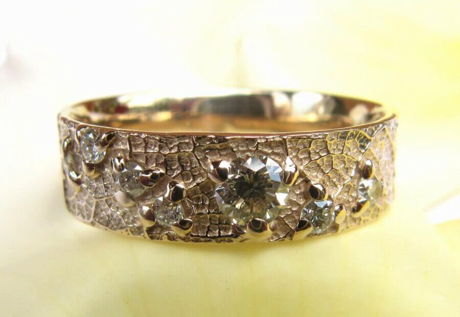 Alliance Craquement de Feuille – Atelier du Soleil Fou Alliance Craquement de Feuille - Constellation de pierres précieuses - quatre diamants blancs - or jaune - Collection « Nos Inspirations : Végétal » - Atelier du Soleil Fou
