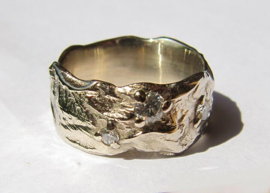 Bague Fleuve d’Amour – Constellation Lyra – Atelier du Soleil Fou Bague Fleuve d'Amour - constellation de pierres précieuses Lyra - trois diamants blancs - or blanc naturel - Collection « Nos Inspirations : Feu » - Atelier du Soleil Fou
