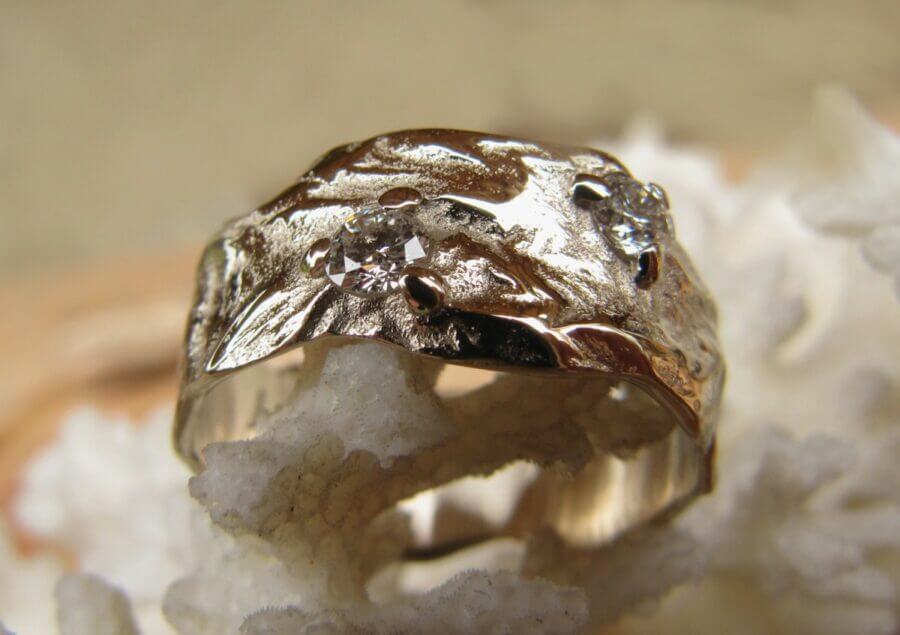 Bague Fleuve d’Amour – Constellation Lyra – Atelier du Soleil Fou Bague Fleuve d'Amour - constellation de pierres précieuses Lyra - trois diamants blancs - or blanc naturel - Collection « Nos Inspirations : Feu » - Atelier du Soleil Fou
