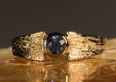 Bague Ange Gardien - constellation de pierres précieuses Soleil - un saphir bleu - or jaune - texture magicien du printemps - Atelier du Soleil Fou