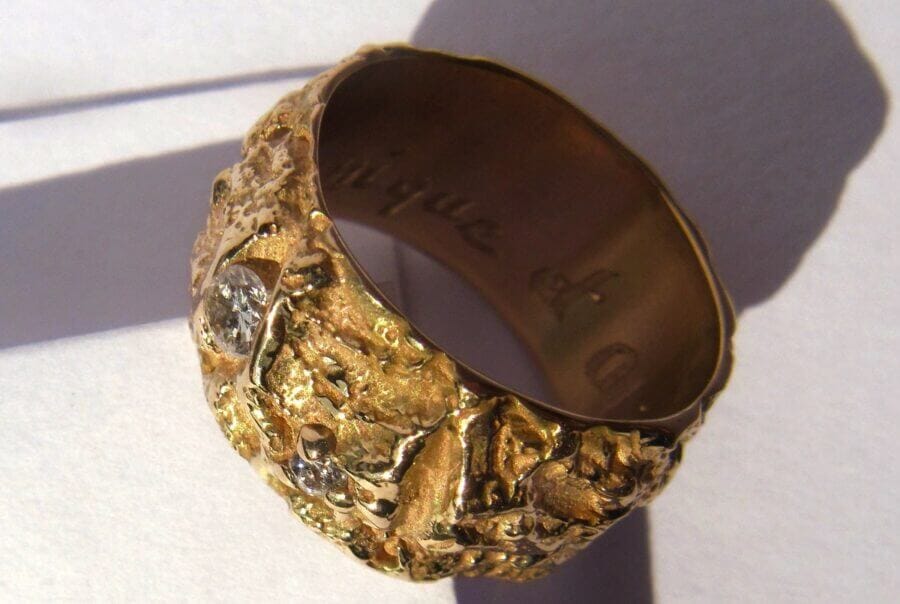 Bague Arbre des Éléments – Étoile Jumelle – Atelier du Soleil Fou Bague Arbre des Éléments - Constellation de pierres précieuses Étoile Jumelle - deux diamants blancs - or jaune - texture écorce - Collection « Nos Inspirations : Végétal » - Atelier du Soleil Fou
