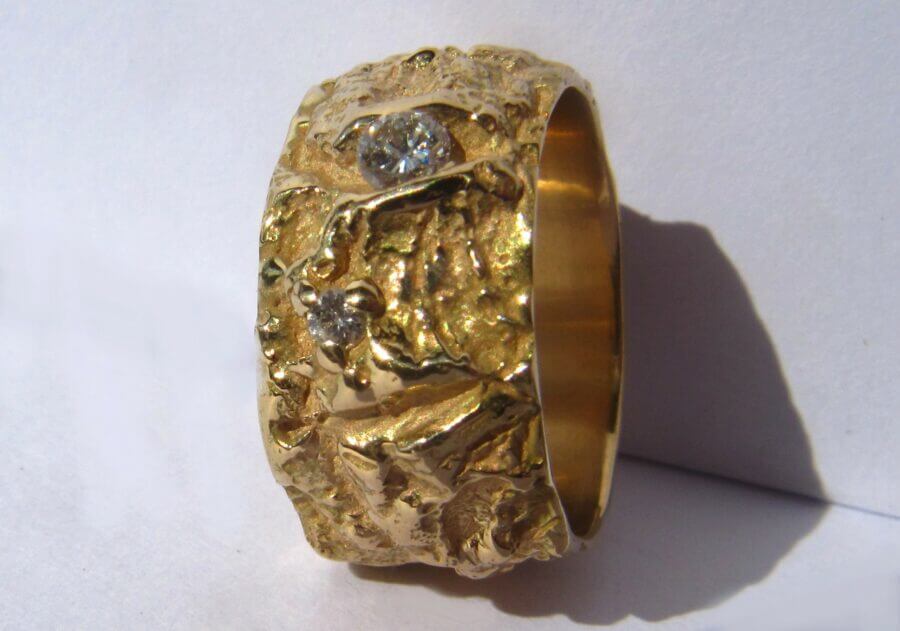 Bague Arbre des Éléments – Étoile Jumelle – Atelier du Soleil Fou Bague Arbre des Éléments - Constellation de pierres précieuses Étoile Jumelle - deux diamants blancs - or jaune - texture écorce - Collection « Nos Inspirations : Végétal » - Atelier du Soleil Fou