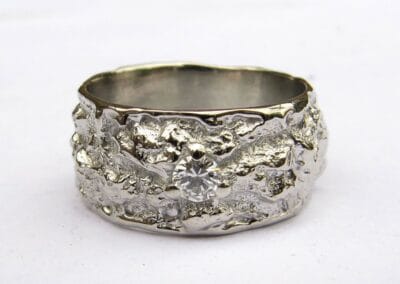 Alliances Contemporaines de Créateur Arbre des Eléments - Constellation de pierres précieuses Soleil - un diamant blanc - or blanc rhodié - texture écorce - Collection « Nos Inspirations : Végétal » - Atelier du Soleil Fou