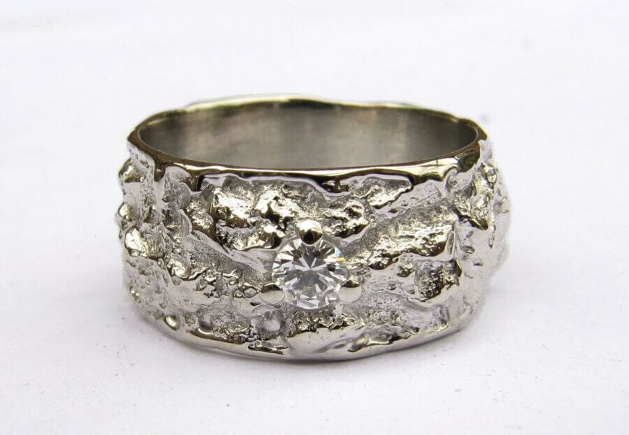 Alliances Contemporaines de Créateur – Atelier du Soleil Fou Alliances Contemporaines de Créateur Arbre des Eléments - Constellation de pierres précieuses Soleil - un diamant blanc - or blanc rhodié - texture écorce - Collection « Nos Inspirations : Végétal » - Atelier du Soleil Fou