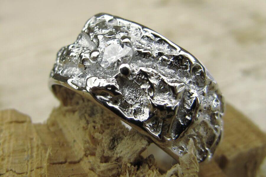 Alliances Contemporaines de Créateur – Atelier du Soleil Fou Bague Arbre des Eléments - Constellation de pierres précieuses Soleil - un diamant blanc - or blanc rhodié - texture écorce - Collection « Nos Inspirations : Végétal » - Atelier du Soleil Fou