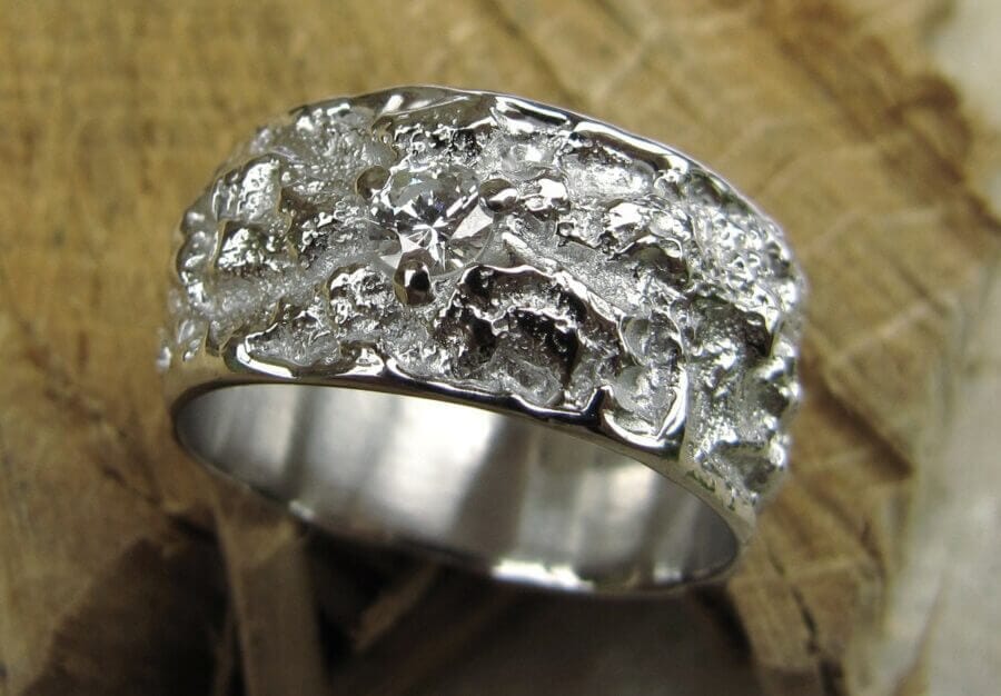 Alliances Contemporaines de Créateur – Atelier du Soleil Fou Alliance-bague Arbre des Eléments - Constellation de pierres précieuses Soleil - un diamant blanc - or blanc rhodié - texture écorce - Collection « Nos Inspirations : Végétal » - Atelier du Soleil Fou