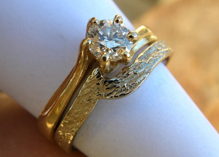 Alliance Séide Magicien du printemps et bague solidaire – Atelier du Soleil Fou Alliance Séide Magicien du printemps et bague solidaire - or blanc naturel - solitaire diamant - texture écorce poli lumière - Collection « Nos Inspirations : Découpe » - Atelier du Soleil Fou