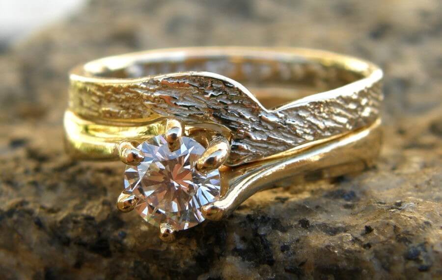 Alliance Séide Magicien du printemps et bague solidaire – Atelier du Soleil Fou Alliance Séide Magicien du printemps et bague solidaire - or blanc naturel - solitaire diamant - texture écorce poli lumière - Collection « Nos Inspirations : Découpe » - Atelier du Soleil Fou