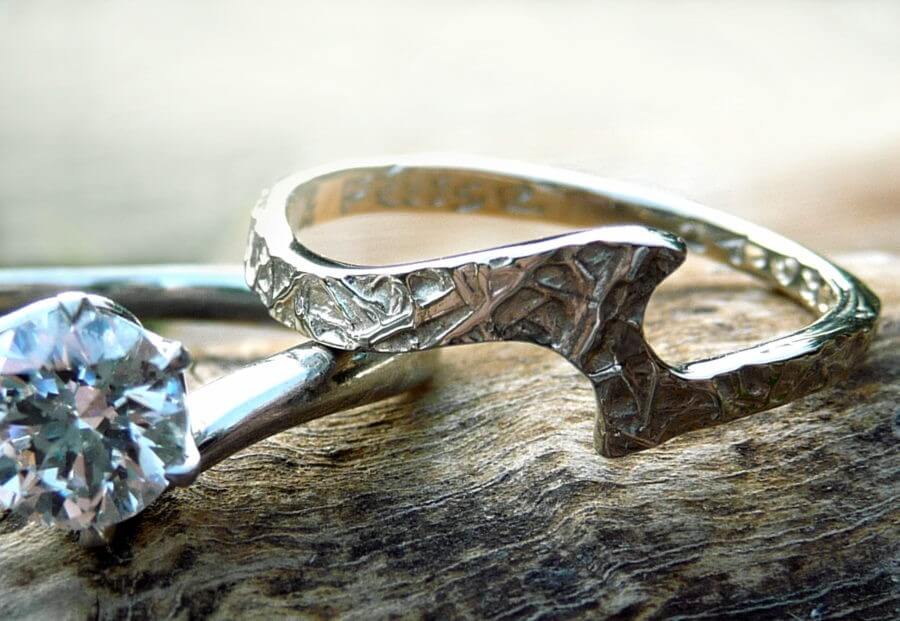Alliance Séide Fibre de tes yeux et bague solidaire II – Atelier du Soleil Fou Alliance Séide Fibre de tes yeux et bague solidaire II - or blanc rhodié - solitaire diamant - vue désassemblée - Collection « Nos Inspirations : Découpe » - Atelier du Soleil Fou