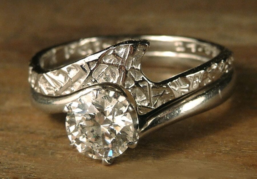 Alliance Séide Fibre de tes yeux et bague solidaire II – Atelier du Soleil Fou Alliance Séide Fibre de tes yeux et bague solidaire II - or blanc rhodié - solitaire diamant - Collection « Nos Inspirations : Découpe » - Atelier du Soleil Fou