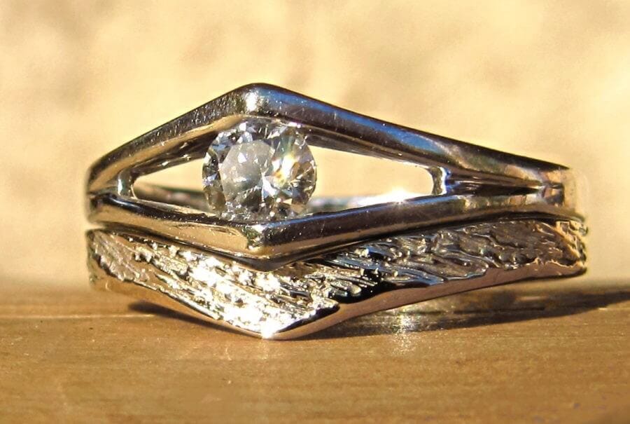 Alliance Séide Magicien du printemps et bague solidaire – Atelier du Soleil Fou Alliance Séide Magicien du printemps et bague solidaire III - or blanc naturel - solitaire diamant - texture écorce poli lumière - Collection « Nos Inspirations : Découpe » - Atelier du Soleil Fou
