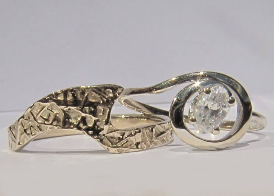 Alliance Séide Fibre de tes yeux et bague solidaire – Atelier du Soleil Fou Alliance Séide Fibre de tes yeux et bague solidaire - or blanc rhodié - solitaire diamant - vue désassemblée - Collection « Nos Inspirations : Découpe » - Atelier du Soleil Fou