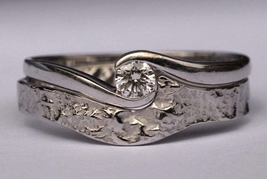 Alliance Séide Retour au Tibet et bague solidaire – Atelier du Soleil Fou Alliance Séide Retour au Tibet et bague solidaire - or blanc rhodié - solitaire diamant - texture sculptée. par le feu - Collection « Nos Inspirations : Découpe » - Atelier du Soleil Fou