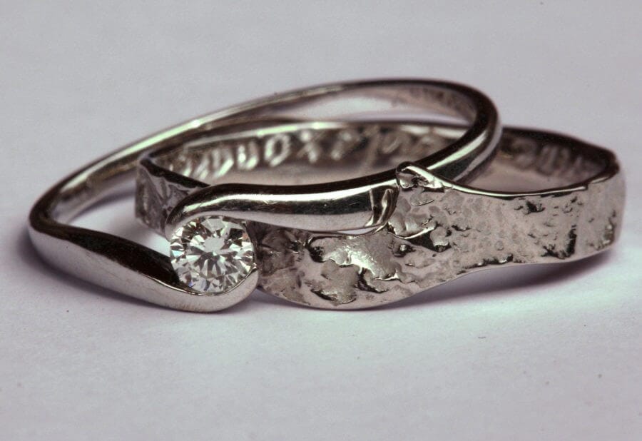 Alliance Séide Retour au Tibet et bague solidaire – Atelier du Soleil Fou Alliance Séide Retour au Tibet et bague solidaire - or blanc rhodié - solitaire diamant - texture sculptée par le feu - vue désassemblée - Collection « Nos Inspirations : Découpe » - Atelier du Soleil Fou