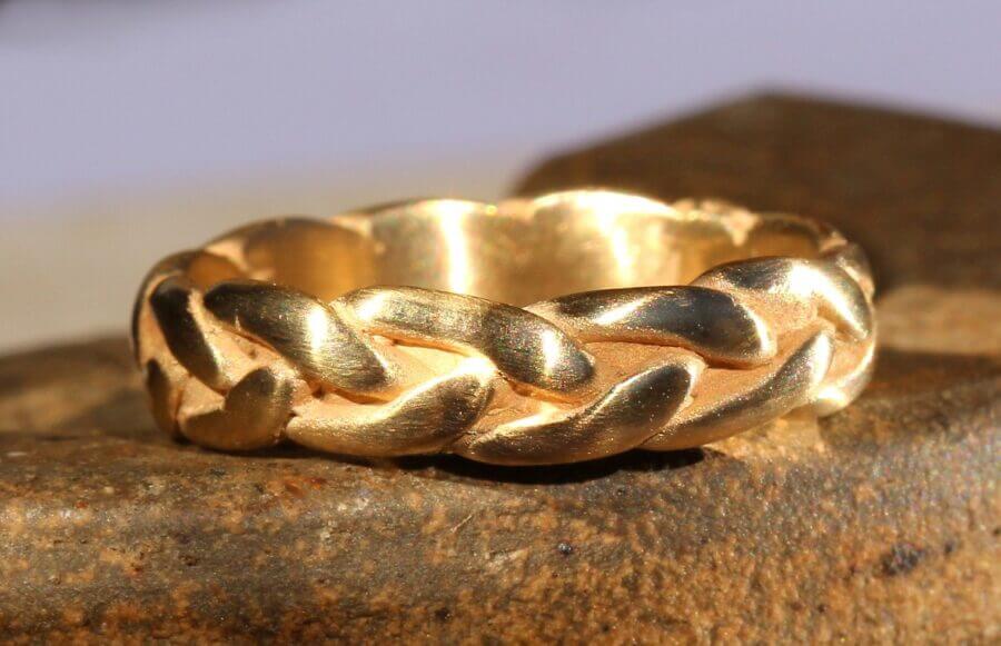 Alliance Lac des Fées Joueuses - or jaune tressé - finition brossée - Collection « Nos Inspirations : Médiéval » - Atelier du Soleil Fou