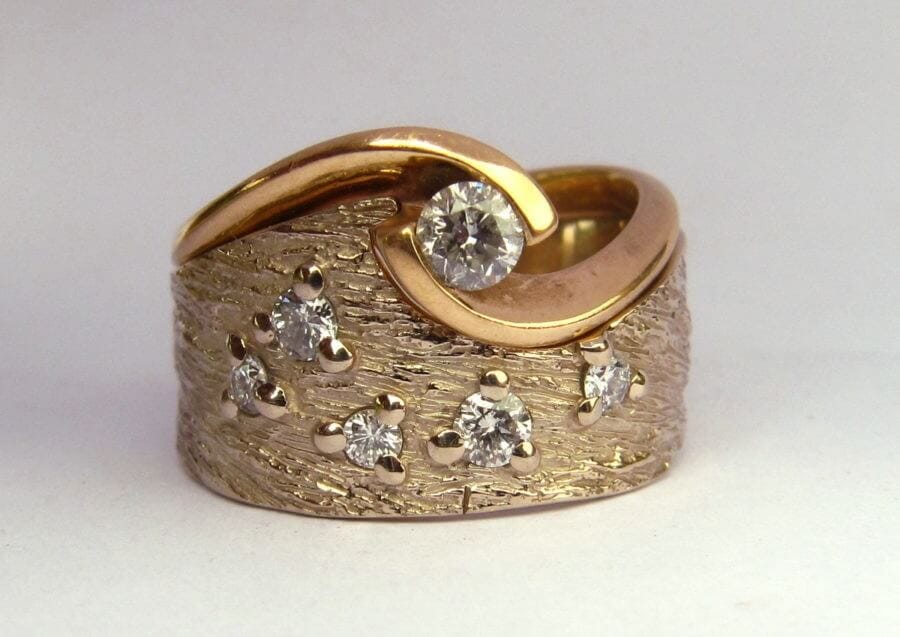 Alliance Séide Magicien du printemps et bague solidaire II – Atelier du soleil Fou Alliance Séide Magicien du printemps et bague solidaire II - or rose - solitaire diamant et diamants sur l'alliance - texture écorce poli lumière - Collection « Nos Inspirations : Découpe » - Atelier du soleil Fou