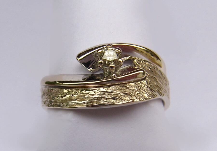 Alliance Séide Magicien du printemps et bague solidaire – Atelier du soleil Fou Alliance Séide Magicien du printemps et bague solidaire - or blanc naturel - solitaire diamant - texture écorce poli lumière - Collection « Nos Inspirations : Découpe » - Atelier du soleil Fou
