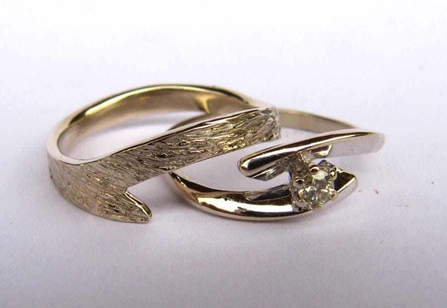 Alliance Séide Magicien du printemps et bague solidaire – Atelier du soleil Fou Alliance Séide Magicien du printemps et bague solidaire - or blanc naturel - solitaire diamant - texture écorce poli lumière - vue désassemblée - Collection « Nos Inspirations : Découpe » - Atelier du soleil Fou