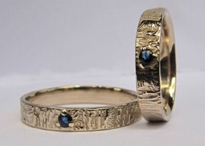 Duo d'alliances Porte Ouverte - constellation de pierres précieuses Soleil - un saphir bleu - or blanc naturel - Collection « Nos Inspirations : Feu » - Atelier du Soleil Fou