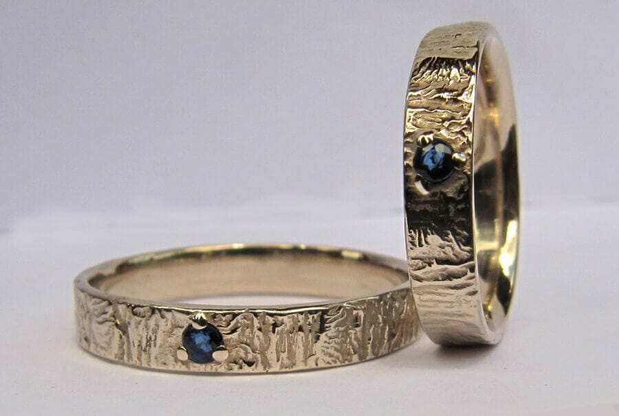 Duo d'alliances Porte Ouverte - constellation de pierres précieuses Soleil - un saphir bleu - or blanc naturel - Collection « Nos Inspirations : Feu » - Atelier du Soleil Fou