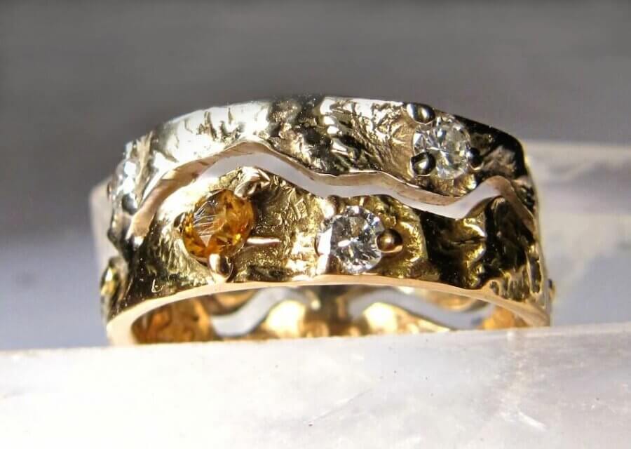 Alliance Onde qui Relie – Atelier du soleil Fou Alliance Onde qui Relie - constellation de pierres précieuses Altaïr 2 - six diamants blancs et une citrine - or jaune et or blanc naturel - texture minérale - Collection « Nos Inspirations : Découpe » - Atelier du soleil Fou