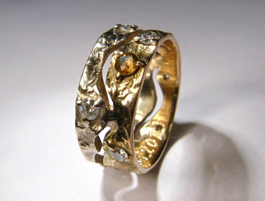Alliance Onde qui Relie – Atelier du soleil Fou Alliance Onde qui Relie - constellation de pierres précieuses - six diamants blancs et une citrine - or jaune et or blanc naturel - texture minérale - Collection « Nos Inspirations : Découpe » - Atelier du soleil Fou