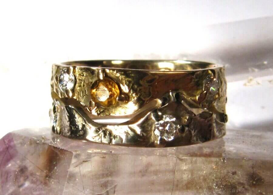 Alliance Onde qui Relie – Atelier du soleil Fou Alliance Onde qui Relie - constellation de pierres précieuses - six diamants blancs et une citrine - or jaune et or blanc naturel - texture minérale - Collection « Nos Inspirations : Découpe » - Atelier du soleil Fou