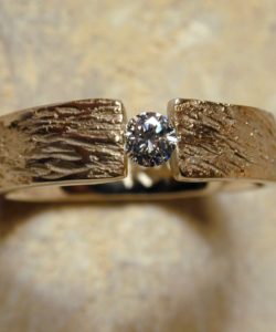 Bague de mariage artisanale unique en or et diamant