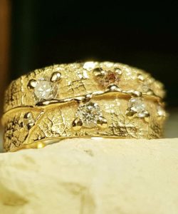 Alliance originale avec diamants large en or jaune