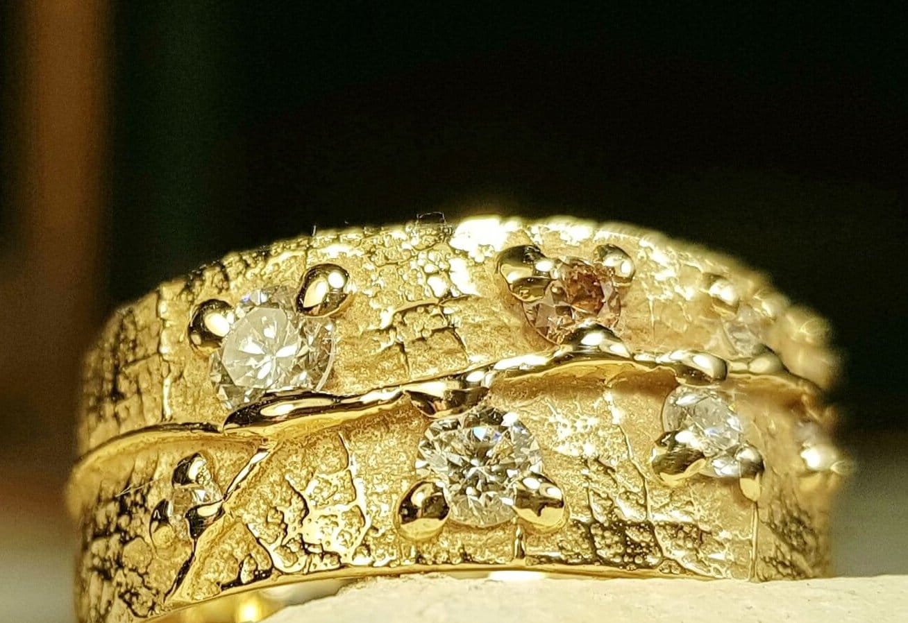 Alliance Ligne de Vie Champagne - constellation de pierres précieuses Bourgeons - sept diamants blancs et un diamant champagne - or jaune - texture feuille - Collection « Nos Inspirations