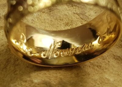 Alliance Ligne de Vie Champagne - constellation de pierres précieuses Bourgeons - sept diamants blancs et un diamant champagne - or jaune - texture feuille - Collection « Nos Inspirations : Végétal » - Atelier du Soleil Fou