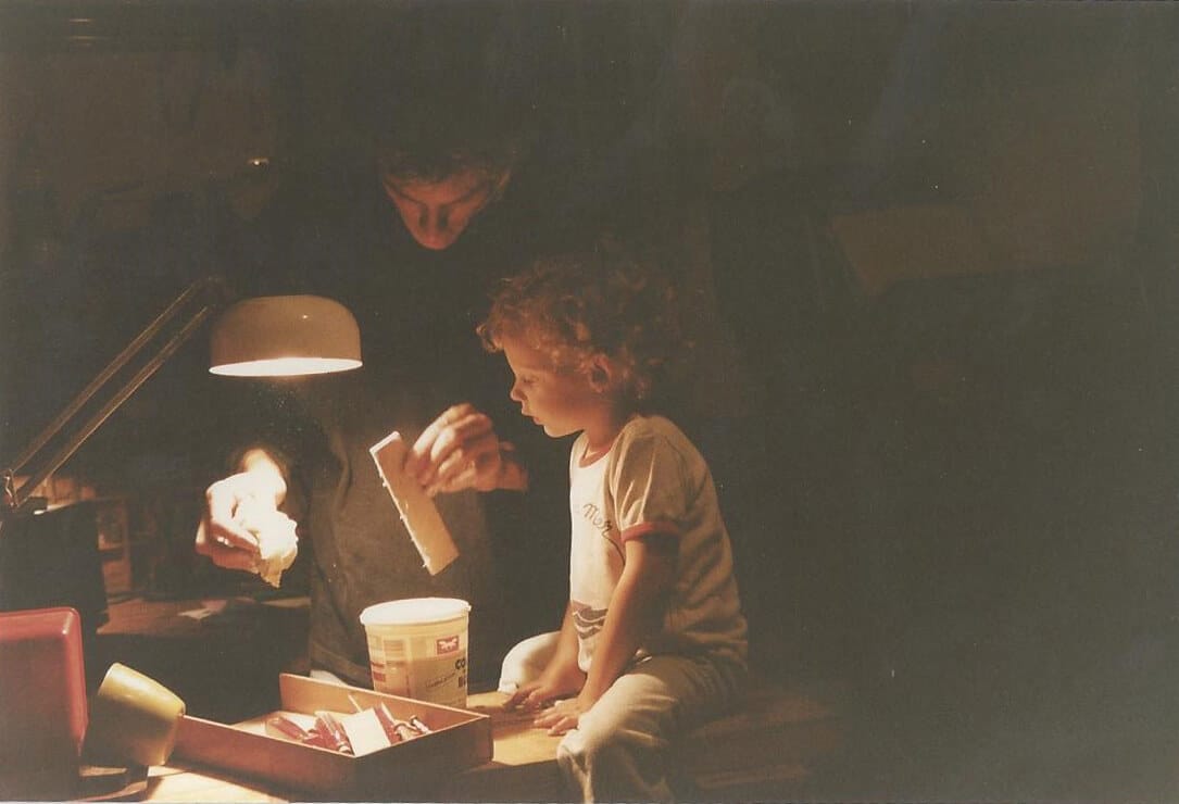 Le créateur Yves-Dominique Audollent et son fils Merlin à l'atelier - Atelier du Soleil Fou