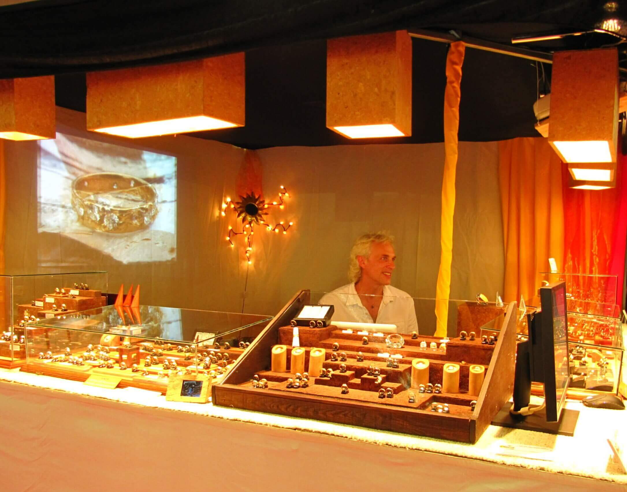 Le créateur d'alliances originales Yves-Dominique Audollent sur un salon du mariage dans les années 2000 - Atelier du Soleil Fou