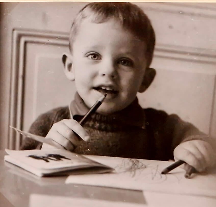 Le créateur d'alliances originales Yves-Dominique Audollent enfant, occupé à dessiner - Atelier du Soleil Fou et de la Lune Amoureuse