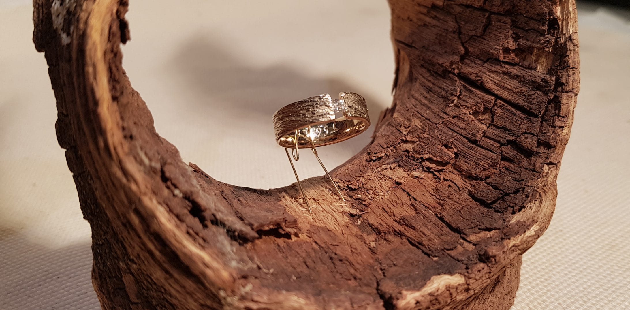 Alliance Silence des Magiciens - Atelier du Soleil Fou et de la Lune Amoureuse La bague de mariage Silence - or naturel et diamant blanc - Atelier du Soleil Fou et de la Lune Amoureuse