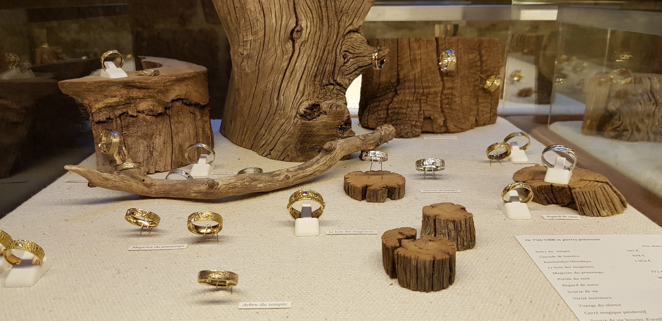 Une vitrine du showroom - Atelier du Soleil Fou et de la Lune Amoureuse Vos alliances originales à Paris, dans une vitrine d'exposition du showroom de l'Atelier du Soleil Fou et de la Lune Amoureuse.