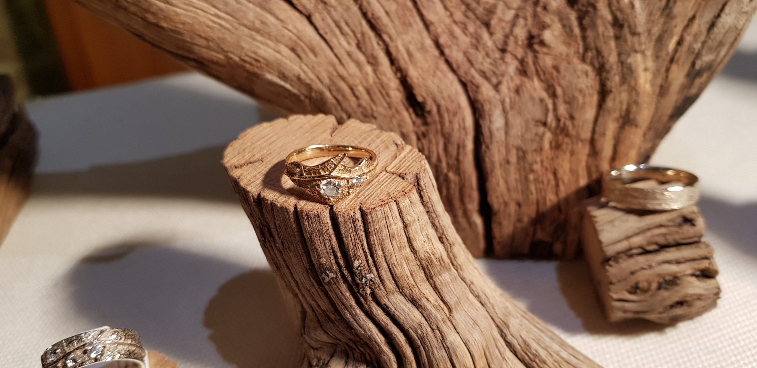 Bague Jours Heureux au showroom - Atelier du Soleil Fou et de la Lune Amoureuse La bague Jours Heureux présentée au showroom - Collection « Nos Inspirations : Découpe » - Atelier du Soleil Fou et de la Lune Amoureuse