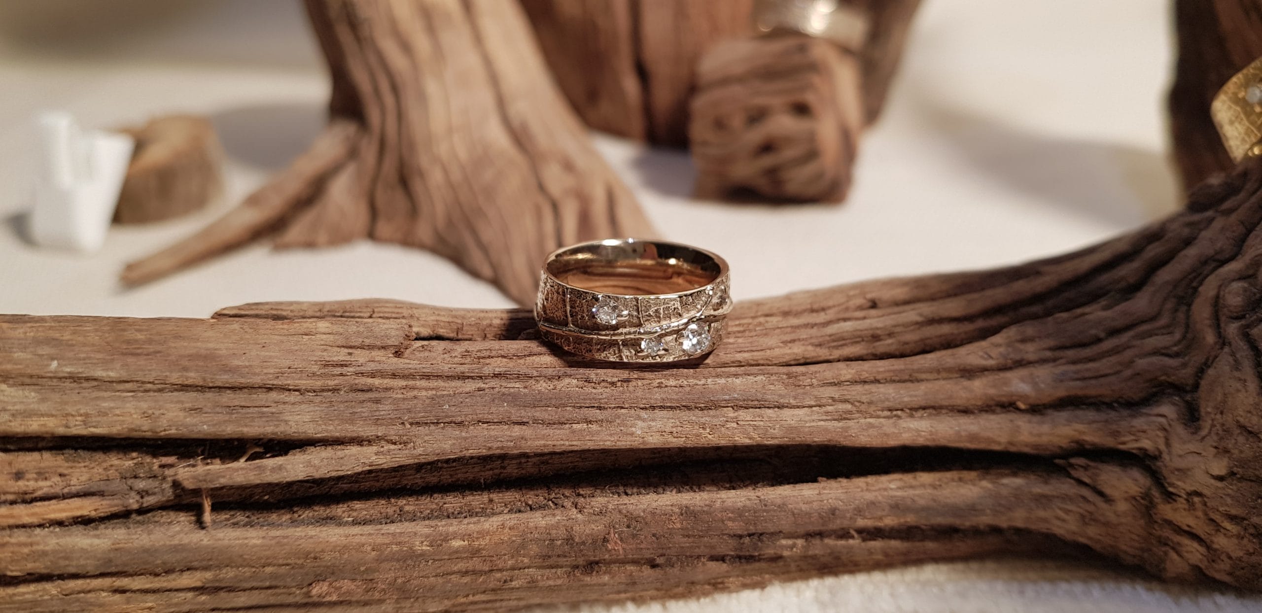 Alliance Ligne de Vie - Or champagne - Atelier du Soleil Fou et de la Lune Amoureuse Alliance Ligne de Vie - constellation de pierres précieuses Bourgeons - sept diamants blancs et un diamant champagne - or champagne - Collection « Nos Inspirations : Végétal » - Atelier du Soleil Fou et de la Lune Amoureuse