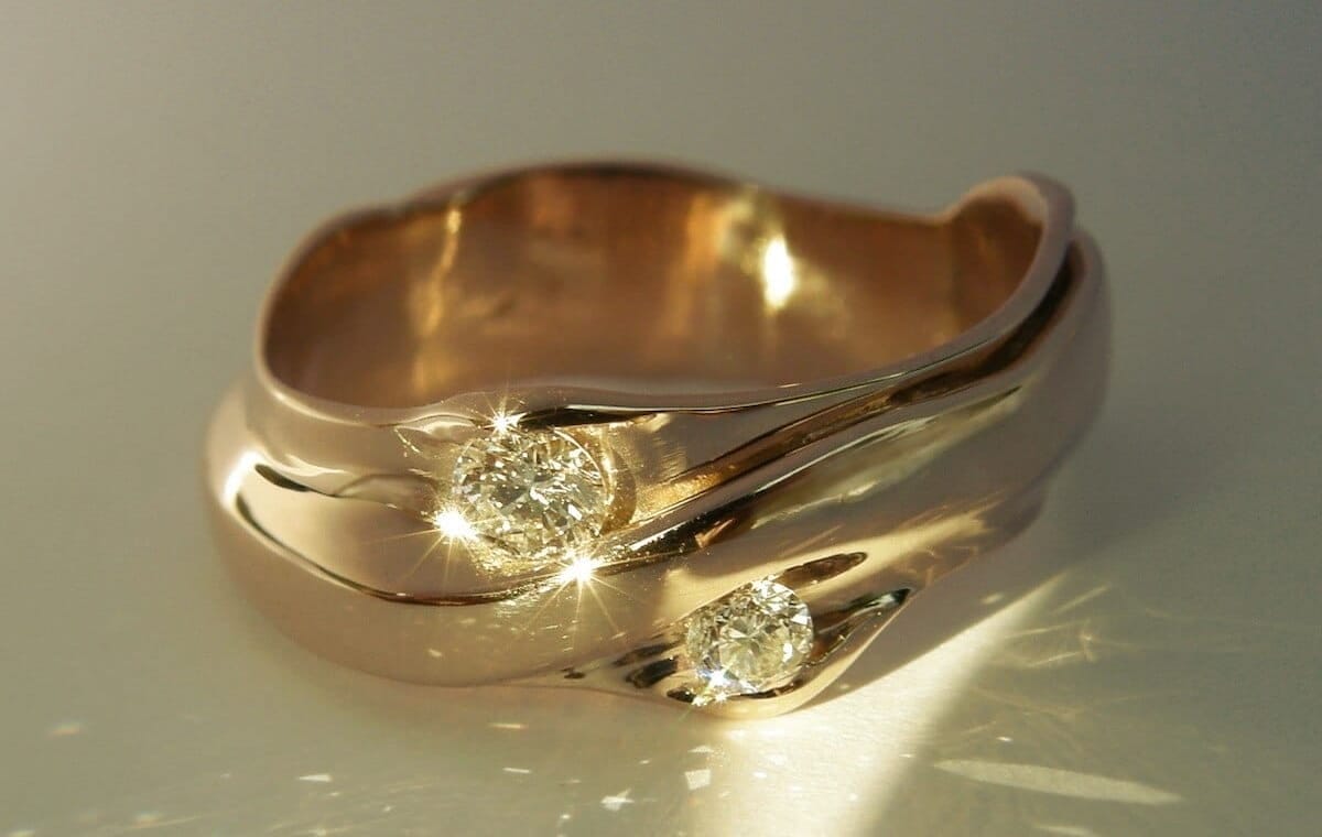 Alliance Galaxie d'Amour - constellation de pierres précieuses Étoile Jumelle - deux diamants blancs - or jaune - texture plissage - Collection « Nos Inspirations : Épure » - Atelier du Soleil Fou
