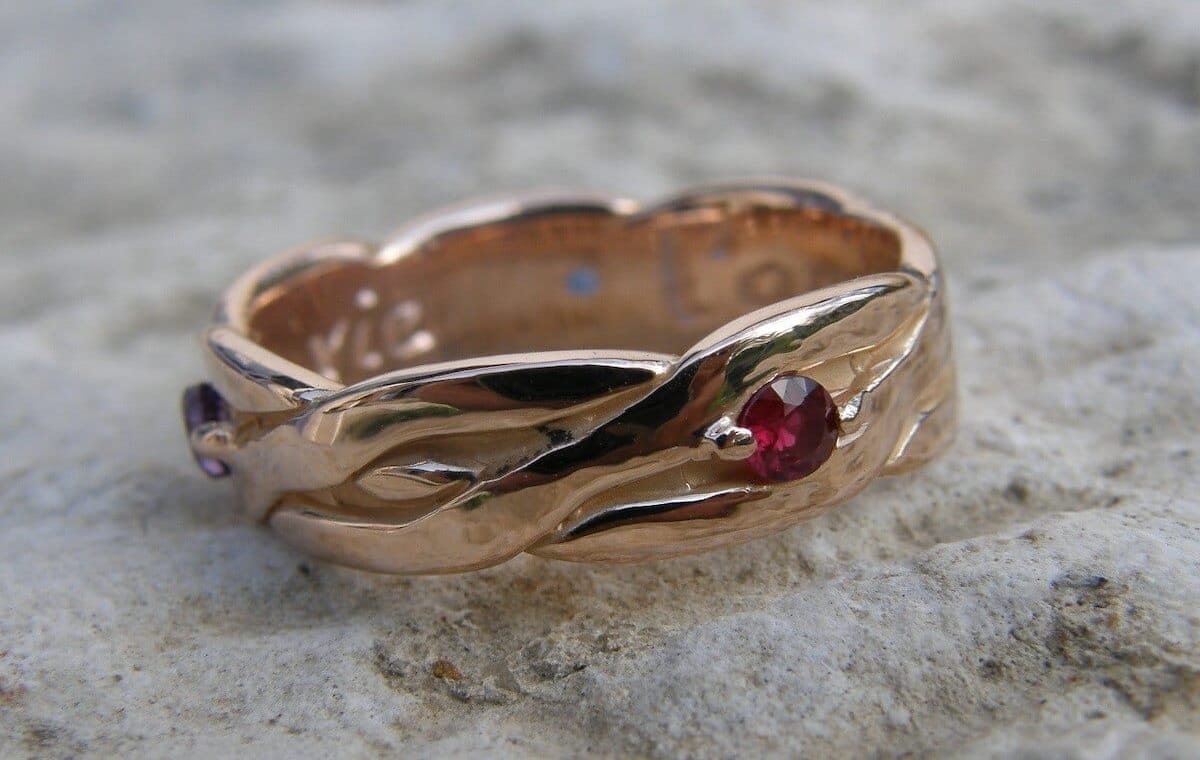 Alliance Lumière de Rosée - constellation de pierres précieuses Andromède - une améthyste, un saphir et un rubis - or rose - texture poli lumière torsadé - Collection « Nos Inspirations : Médiéval » - Atelier du Soleil Fou