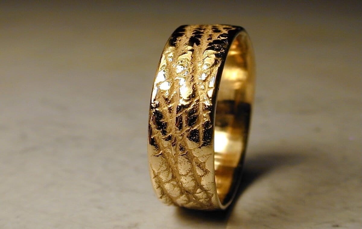 Alliance Regard de Coeur - or jaune - texture cuir - Collection « Nos Inspirations : Texture » - Atelier du Soleil Fou