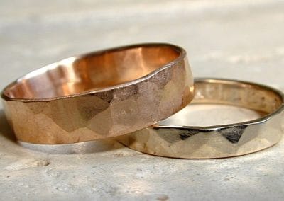 Duo d'alliances Miroir du Coeuren deux largeurs - or rose et or blanc naturel - texture brut de martelage - Collection « Nos Inspirations : Épure » - Atelier du Soleil Fou