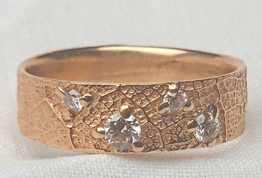 Alliance Craquement de Feuille en or rose, impression feuillage sertie de diamants. Alliance Craquement de Feuille en or rose, impression feuillage sertie de diamants.