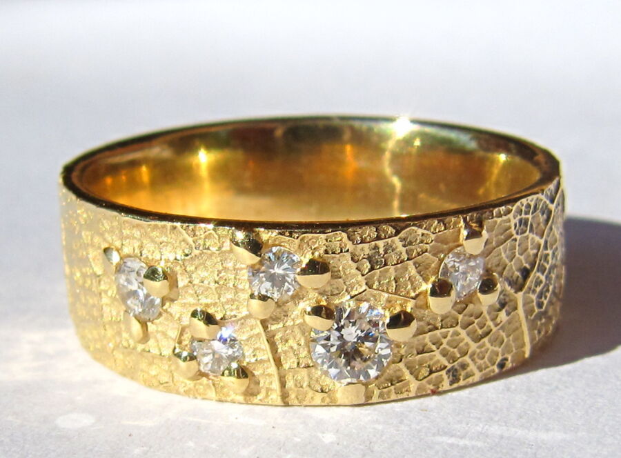 Alliance Craquement de Feuille en or jaune, impression feuillage sertie de diamants. Alliance Craquement de Feuille en or jaune, impression feuillage sertie de diamants.