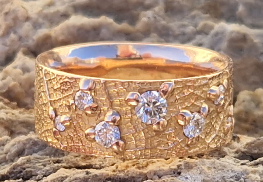 Alliance Craquement de Feuille en or rose, impression feuillage constellée de diamants. Alliance Craquement de Feuille en or rose, impression feuillage constellée de diamants.