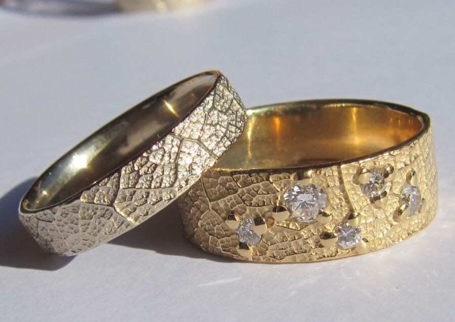 Deux alliances Craquement de Feuille, une en or blanc naturel et une en or jaune sertie de diamants. Deux alliances Craquement de Feuille, une en or blanc naturel et une en or jaune sertie de diamants.