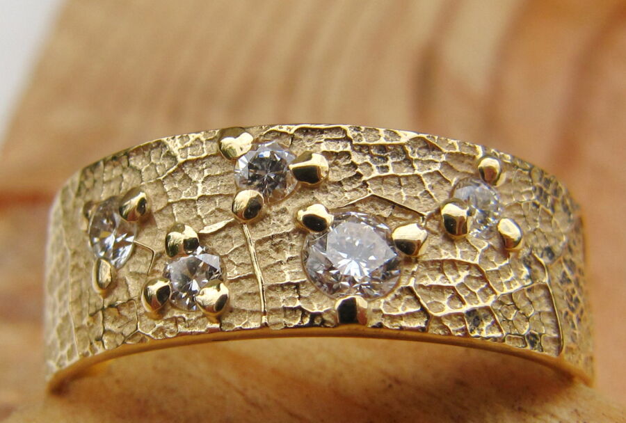 Alliance Craquement de Feuille en or jaune, impression feuillage sertie de diamants. Alliance Craquement de Feuille en or jaune, impression feuillage sertie de diamants.