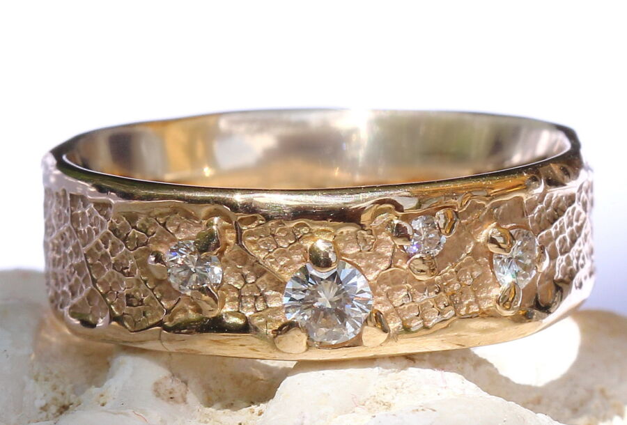 Alliance Craquement de Feuille en or jaune, impression feuillage sertie de diamants. Alliance Craquement de Feuille en or jaune, impression feuillage sertie de diamants.