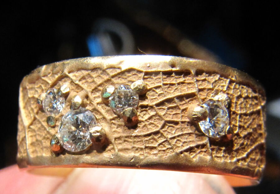 Alliance Craquement de Feuille en or champagne sertie de diamants, impression feuillage. Alliance Craquement de Feuille en or champagne sertie de diamants, impression feuillage.