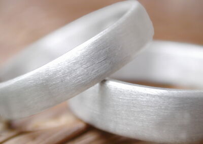 Deux alliances Love - or blanc mat brossé - Atelier du Soleil Fou